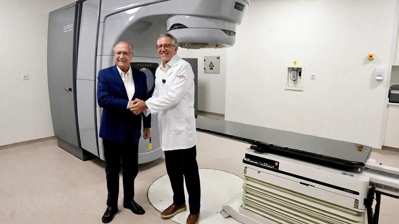 Vice Presidente da República Geraldo Alckmin tendo ao lado o ministro da Saúde, Alexandre Padilha, durante visita e inauguração do novo Centro de Radioterapia do Hospital Regional de Presidente Prudente e entrega de Ambulâncias do SAMU.
