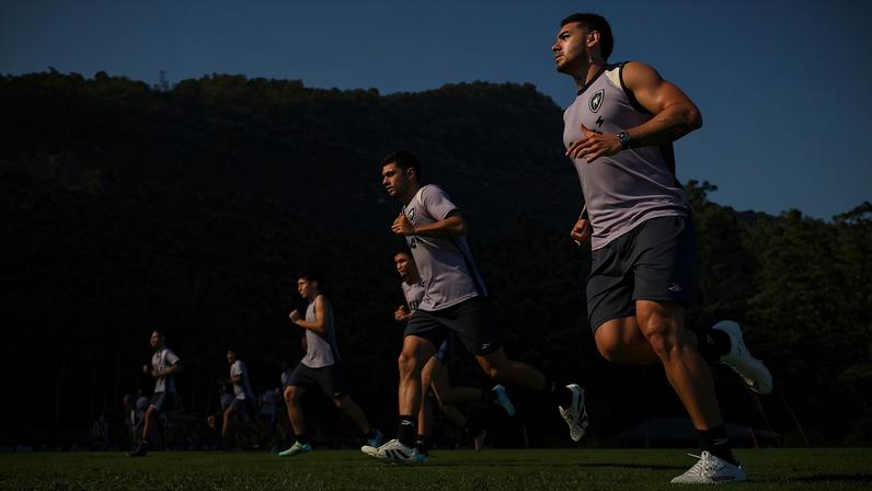 Santo Rodríguez (centro) volta a ser relacionado pelo Botafogo (Foto: Vítor Silva/Botafogo)