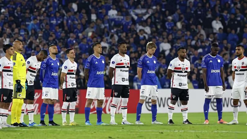 Jogadores de Millonarios e São Paulo antes de jogo na Colômbia — Foto: Rubens Chiri/saopaulofc