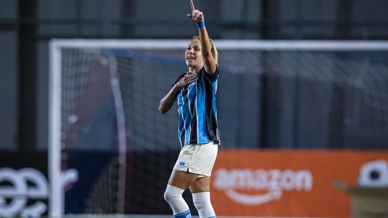 Camila Pini marcou duas vezes em cobrança de falta