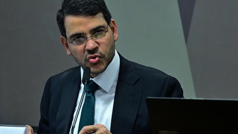 Jorge Messias durante sabatina na CCJ do Senado (Geraldo Magela/Agência Senado/Divulgação)