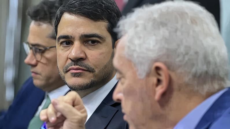 Comissão de Constituição, Justiça e Cidadania (CCJ) realiza reunião para sabatinar indicados ao Tribunal Superior do Trabalho (TST), Defensoria Pública da União (DPU), e ao Supremo Tribunal Federal (STF).Mesa: indicado para exercer o cargo de ministro do Supremo Tribunal Federal (MSF 7/2026), Jorge Rodrigo Araújo Messias.presidente da CCJ, senador Otto Alencar (PSD-BA).Foto: Geraldo Magela/Agência Senado