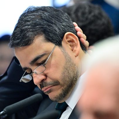 Messias recebe cumprimentos da liderança do governo no Senado após derrota