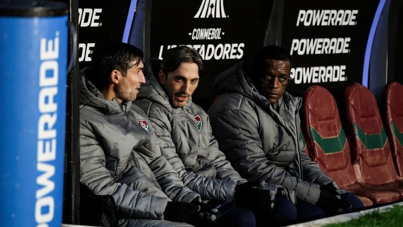 Zubeldía e comissão técnica do Fluminense, em jogo contra o Bolívar — Foto: Divulgação: Lucas Merçon / Fluminense