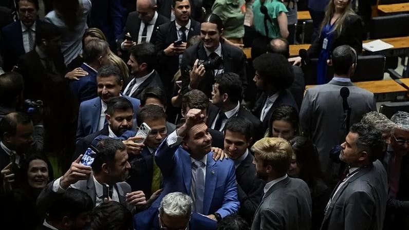 Parlamentares comemoram resultado da votação. Em destaque, senador Flávio Bolsonaro (PL-RJ). (Foto: Carlos Moura/Agência Senado)