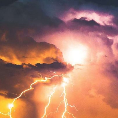 Efeito corona faz árvores brilharem com eletricidade durante tempestade