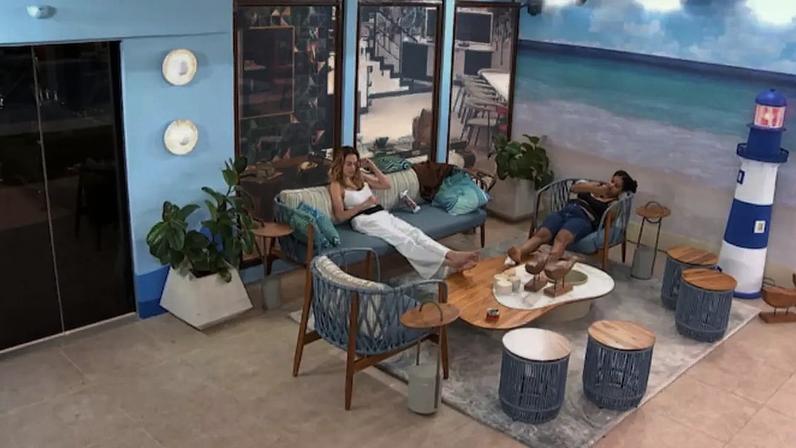 Ana Paula e Milena discutem na varanda sobre posicionamento no Paredão