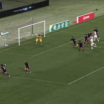 Danilo comete falta que resulta em pênalti
