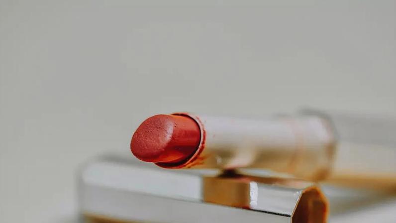 A história do batom ao longo dos séculos e suas polêmicas sobre beleza