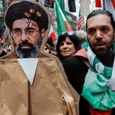 Khamenei está lúcido e pode passar por cirurgia plástica reparadora, aponta NYT