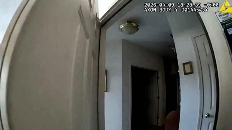 Câmera corporal mostra momento em que a polícia entrou na casa da idosa