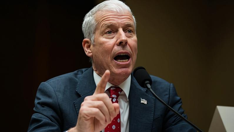 Energia do governo Trump afirma que gasolina pode ficar acima de US$3 até 2027