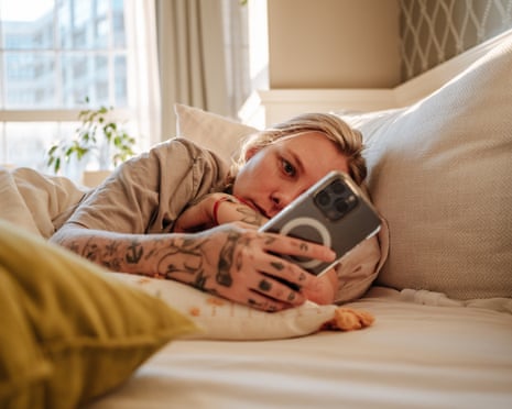 Antes buscavam amor nas rom-coms, agora o doomscroll substitui o encontro