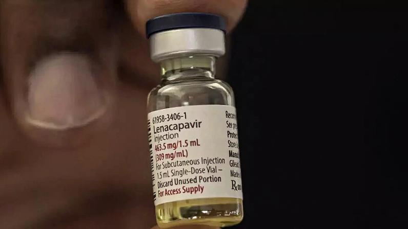 Imagem ilustrativa mostra um frasco de lenacapavir, profilaxia pré-exposição (PrEP) injetável de ação prolongada contra o HIV, durante a primeira fase de sua implementação nacional, no centro de saúde de Riruta, em Nairóbi, em 26 de fevereiro de 2026.