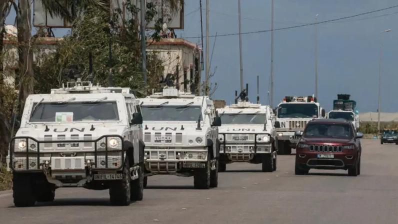 Veículos das Nações Unidas trafegam por uma estrada em Qasmiyeh, no sul do Líbano, em 20 de abril de 2026, durante um cessar-fogo de dez dias entre o Líbano e Israel. (Imagem ilustrativa)