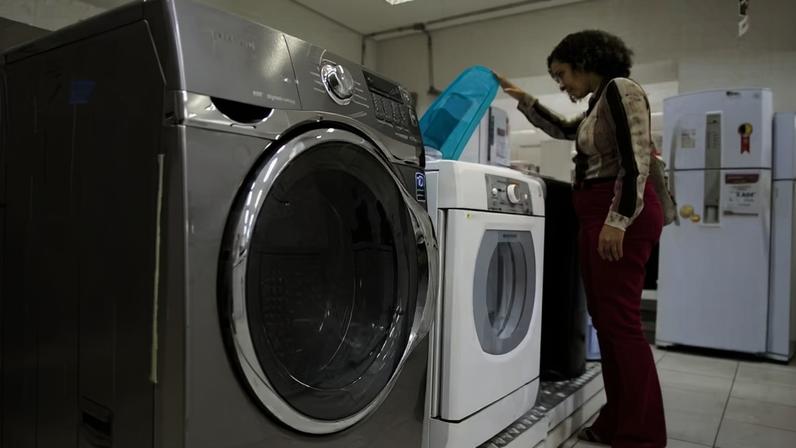 Máquina de lavar roupa é símbolo dos obstáculos para participação feminina na força de trabalho
