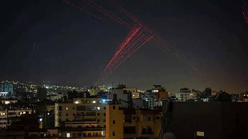 Tiros são disparados para o céu nos subúrbios do sul de Beirute nas primeiras horas de 17 de abril de 2026, enquanto os moradores comemoram o início de um cessar-fogo de 10 dias que entrou em vigor à meia-noite.