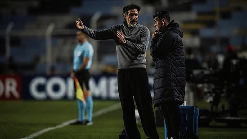 Scarpa tenta o passe. Apoio da torcida esteve muito mal na derrota do Galo para o Cienciano.