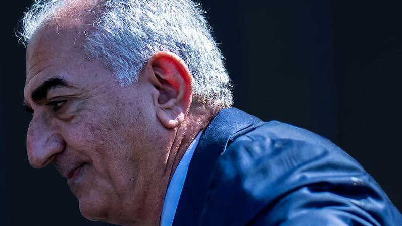 Reza Pahlavi foi atingido por suco de tomate nas costas.