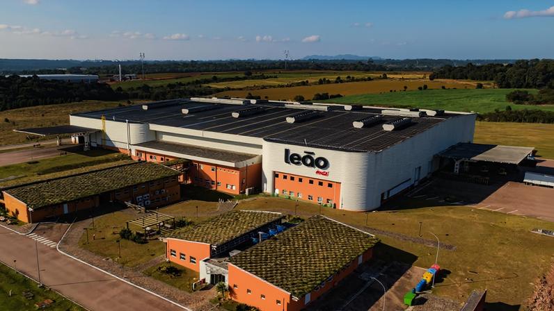 Vista aérea da unidade fabril da Leão em Fazenda Rio Grande, região metropolitana de Curitiba (PR): empresa opera duas fábricas no Paraná e planeja investir R$ 100 milhões até 2030. (Foto: Divulgação/Leão)