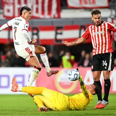 Flamengo empata com Estudiantes em jogo marcado por polêmicas de arbitragem