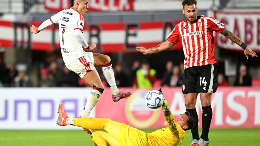 Luiz Araújo marcou o gol do Flamengo contra o Estudiantes na Argentina.