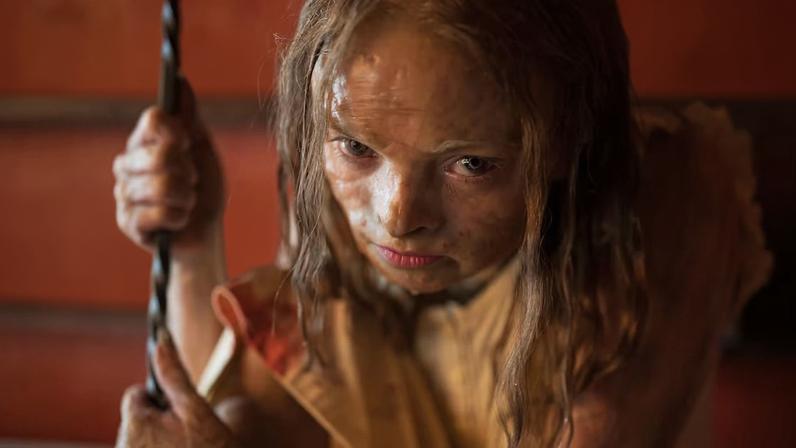 Natalie Grace em cena de 'Maldição da Múmia'