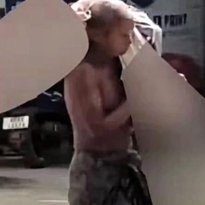 Homem leva esqueleto da irmã ao banco para sacar dinheiro