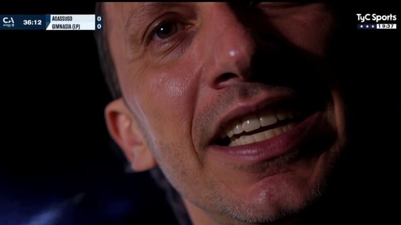 Torcedor tenta furtar câmera ao vivo durante jogo da Copa Argentina e é preso