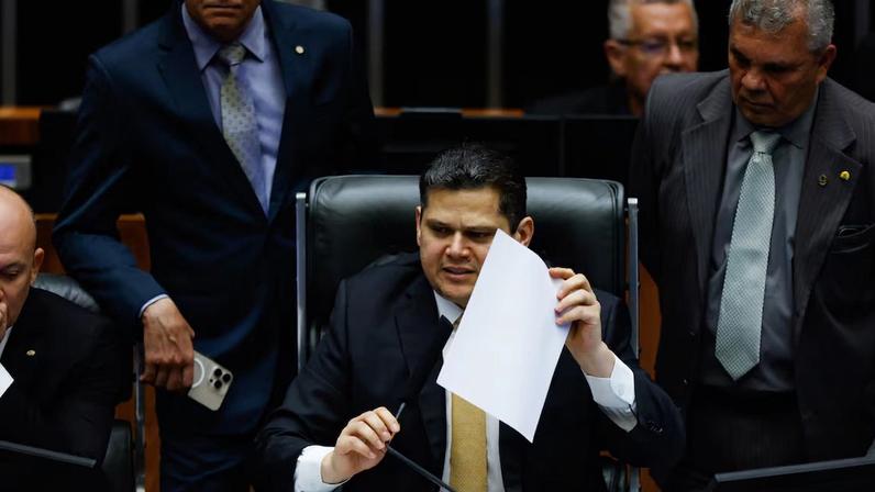 Davi Alcolumbre preside sessão do Congresso para análise do veto de Lula ao PL da Dosimetria