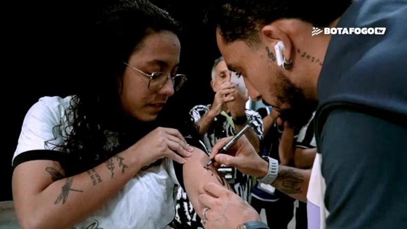 Bastidores de Alex Telles na vitória do Botafogo, da chegada à celebração