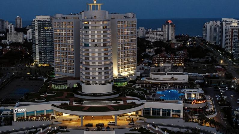 Enjoy Punta del Este, inaugurado em 1997 como Conrad na orla da Playa Mansa: complexo de 292 quartos, casino de 4.000 m² e sete restaurantes passa ao controle da JHSF por US$ 160 milhões.
