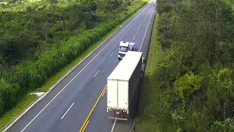 Caminhão desgovernado, conduzido por motorista sob efeito de drogas, quase provoca colisão frontal com uma carreta na MGC-135