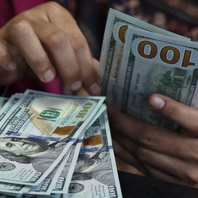 Dólar fecha estável abaixo de R$ 5 com esperança de acordo EUA e Irã