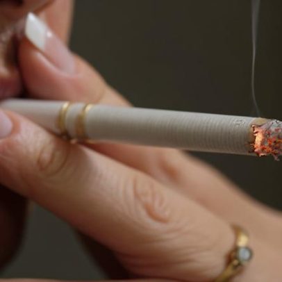 Reino Unido aprova proibição vitalícia de cigarro e vape para nascidos após 2008