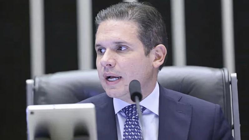 Em março, Motta disse que texto que regulamenta trabalho por app seria apreciado até o início de abril