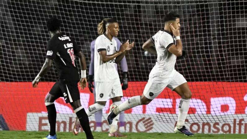 Matheus Martins comemora gol contra o Vasco - Brasileirão 2026 — Foto: André Durão