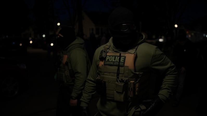 Agente do ICE é acusado de agressão por apontar arma a pessoas em carro