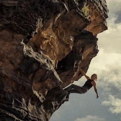 Charlize Theron mostra o que é possível aos 50
