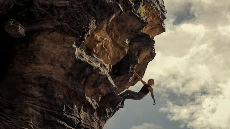 Charlize Theron mostra o que é possível aos 50