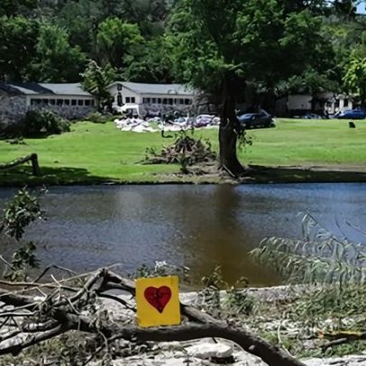 Camp Mystic interrompe reabertura de verão após mortes em inundações no Texas
