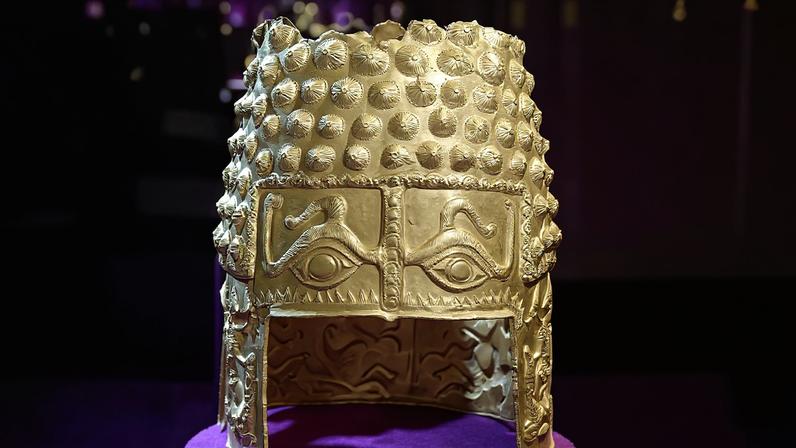 Elmo de ouro antigo é recuperado após roubo a um museu holandês