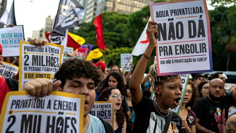 Protesto contra a privatização da Sabesp, em São Paulo. (Foto: Isaac Fontana / EFE)
