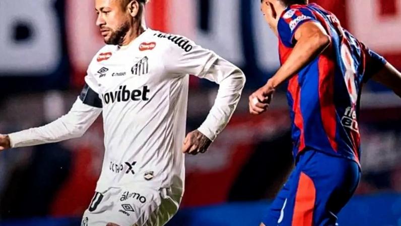 Gabigol corre para festejar com os companheiros o gol que marcou para o Santos contra o San Lorenzo.