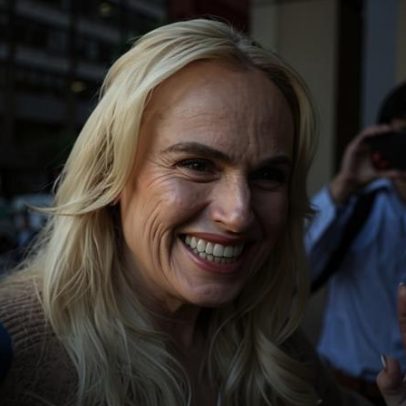 Atriz Deb, em briga com Rebel Wilson, assina acordo de US$150 mil, diz tribunal