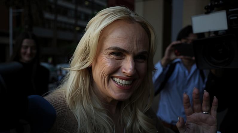 Atriz Deb, em briga com Rebel Wilson, assina acordo de US$150 mil, diz tribunal