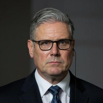 Pressão sobre Starmer por vetting de Mandelson, mesmo com saída de oficial