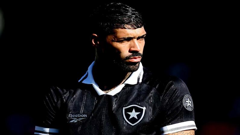 Capitão do time, Alexander Barboza demonstrou alívio com vitória do Botafogo (Foto: Vitor Silva/Botafogo)