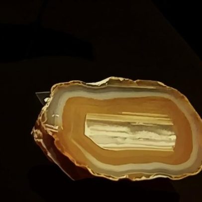 Ágata com faixas coloridas lembra obra da natureza