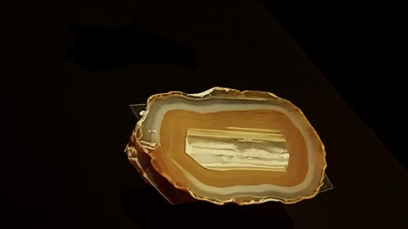 Ágata com faixas coloridas lembra obra da natureza